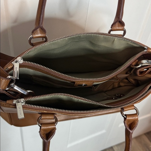 Danier Tan Leather Handbag with crossbody strap for conversion - Picture 5 of 7